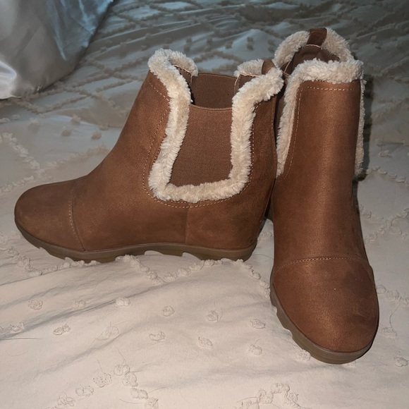 Size 9 Maurice’s Boots - Picture 2 of 4